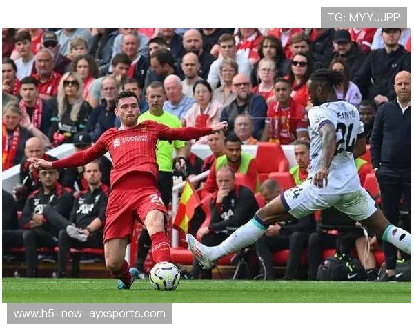 利物浦禁区外远射不断试探，阿诺德世界波轰破球门